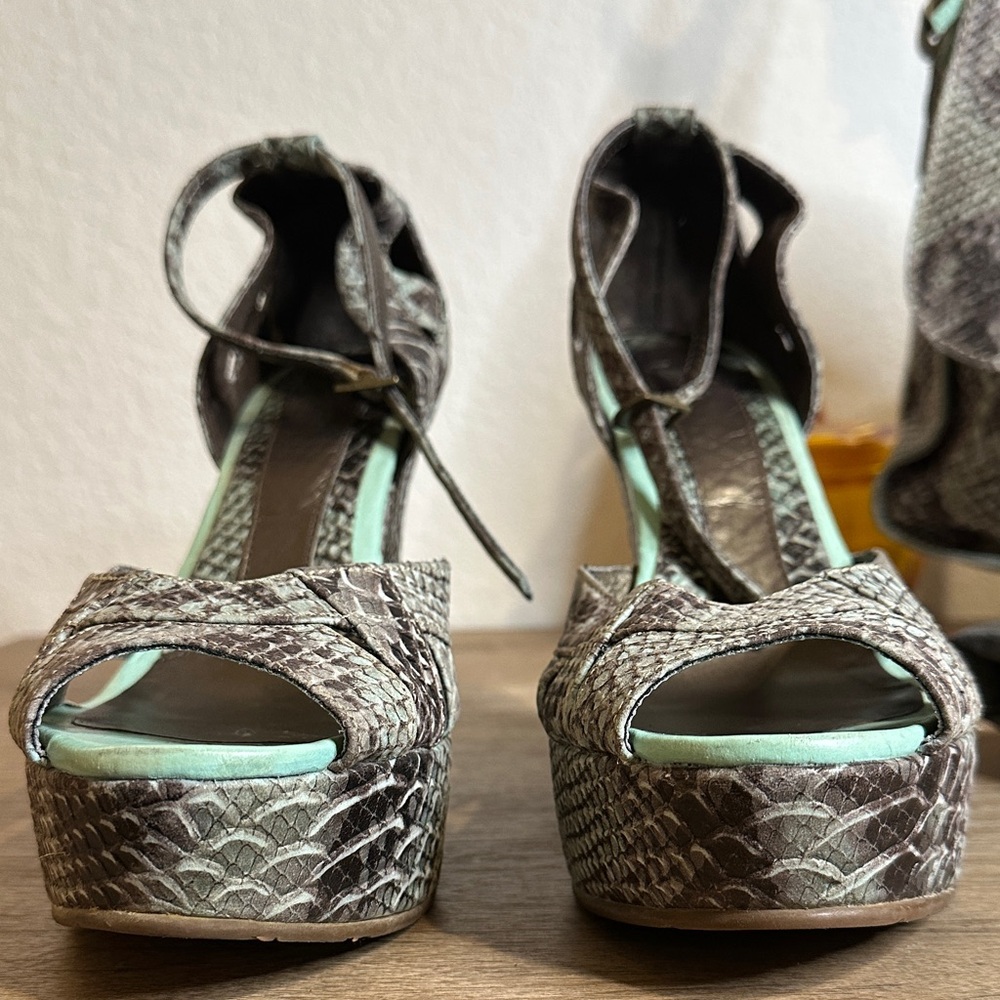 100% Leather Snakeskin style Heels and Bag Set with Aqua Accents. Size 8. VELEZ - Picture 6 of 11